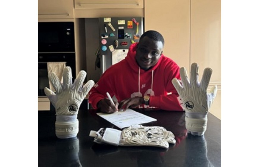 Lassine Diarra signe avec la marque de gant de gardien  RG
