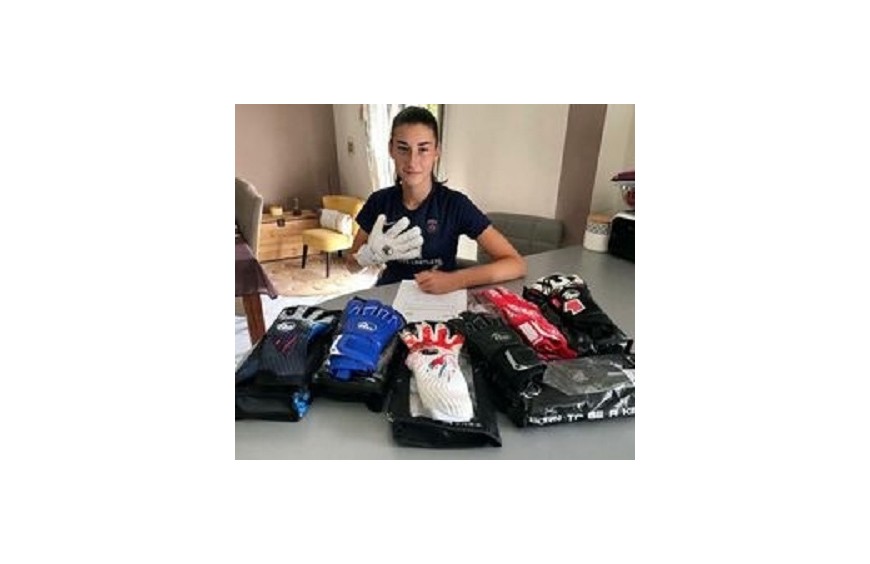 Alyssa Fernandez : la jeune gardienne de but du PSG (U19NAT) ne quitte plus ses RG Gloves !